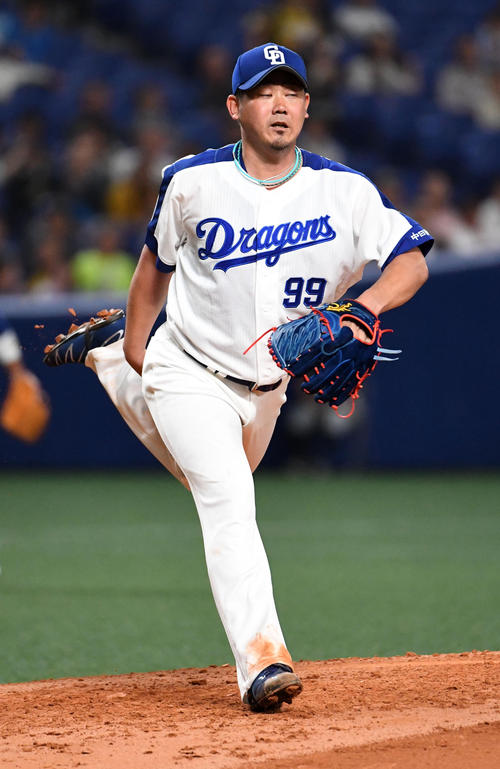 中日対オリックス　４回表オリックス２死一塁、安達の中前打に足を出す松坂（撮影・前岡正明）