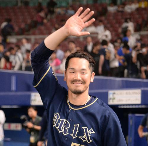 中日対オリックス　ファンの声援にこたえるＴ－岡田（撮影・渦原淳）