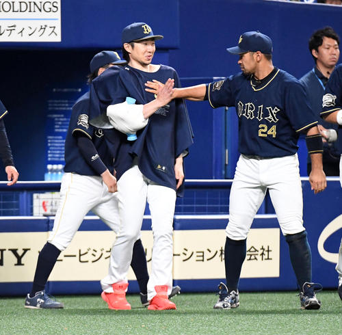 中日対オリックス　宮﨑（右）の祝福に笑顔を見せる金子（撮影・前岡正明）