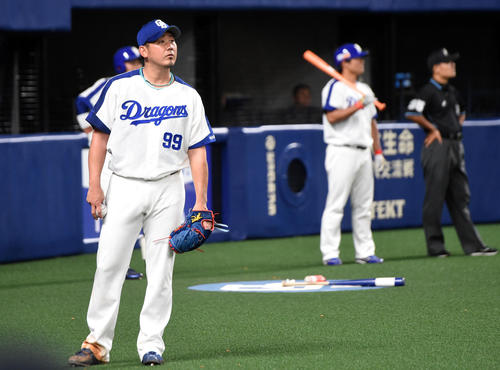 中日対オリックス　４回裏中日２死、本塁打から二塁打に判定が変更されたビシエドのリクエストされた画像を見る松坂（撮影・前岡正明）