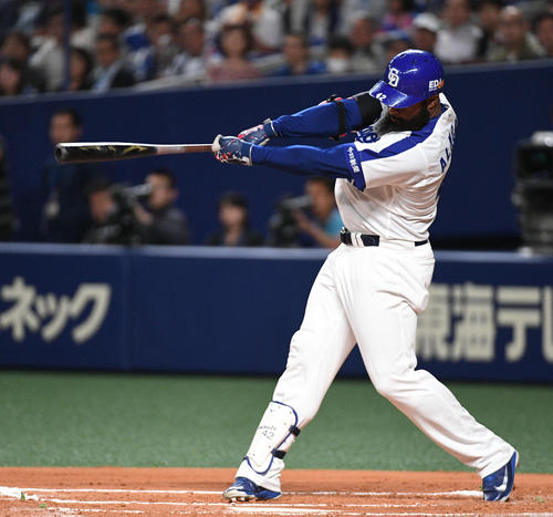 中日対オリックス　１回裏中日１死三塁、ソイロ・アルモンテは先制犠飛えを放つ（撮影・渦原淳）