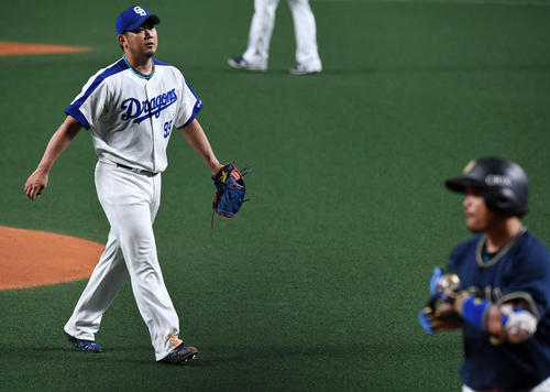 中日対オリックス　１回表オリックス２死一、三塁、小谷野（右）を一直に打ち取りベンチに戻る松坂（撮影・前岡正明）
