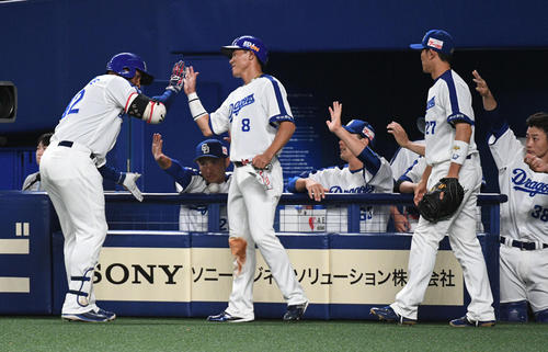中日対オリックス　１回裏中日１死三塁、先制犠飛を放ったソイロ・アルモンテ（左端）を迎える中日ナイン（撮影・渦原淳）