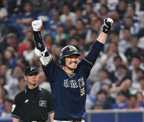中日対オリックス　８回表オリックス２死満塁、Ｔ－岡田は２点適時打を放ち塁上でバンザイ（撮影・渦原淳）