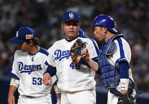 中日対オリックス　８回表オリックス２死満塁、Ｔ－岡田を迎え鈴木博（中央）のもとに集まる松井雅（右）らナイン（撮影・渦原淳）