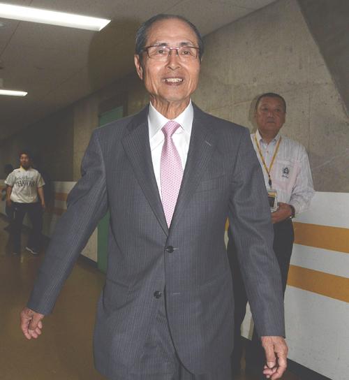 ５月３０日に一般女性と入籍し、囲み取材を終えた王貞治会長（撮影・今浪浩三）