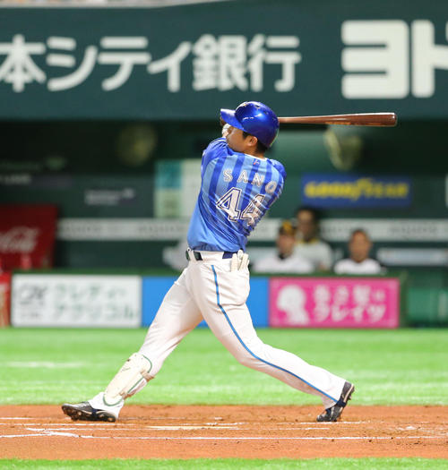 ソフトバンク対ＤｅＮＡ　２回表ＤｅＮＡ無死、佐野恵太は右越えに先制本塁打を放つ（撮影・梅根麻紀）