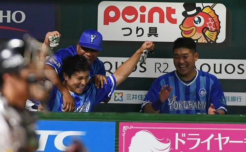 ソフトバンク対ＤｅＮＡ　２回表ＤｅＮＡ無死、佐野恵太は右越えにプロ１号本塁打を放ちベンチに帰ると、サイレント・トリートメントで歓迎する（撮影・今浪浩三）