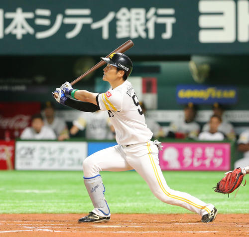 ソフトバンク対ＤｅＮＡ　２回裏ソフトバンク１死二、三塁、上林誠知は右越えに逆転となる３点本塁打を放つ（撮影・梅根麻紀）