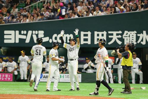 ソフトバンク対ＤｅＮＡ　２回裏ソフトバンク１死二、三塁、逆転となる３点本塁打を放った上林誠知を出迎える柳田悠岐（撮影・梅根麻紀）
