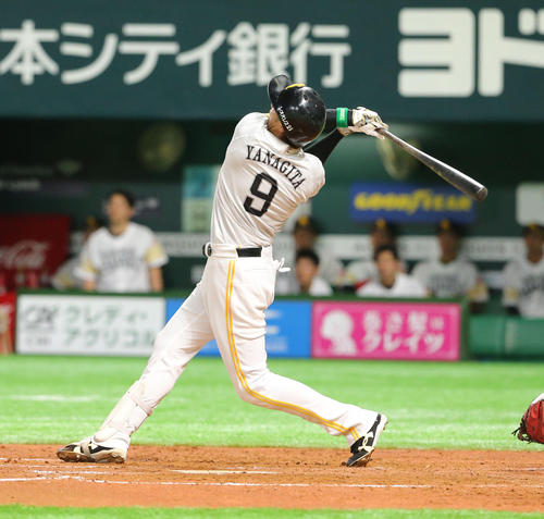 ソフトバンク対ＤｅＮＡ　３回裏ソフトバンク１死一塁、柳田悠岐は右越えに２点本塁打を放つ（撮影・梅根麻紀）