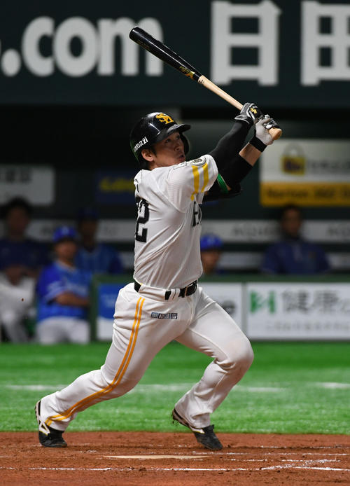 ソフトバンク対ＤｅＮＡ　２回裏ソフトバンク２死、甲斐拓也は右越えにソロ本塁打を放つ（撮影・今浪浩三）
