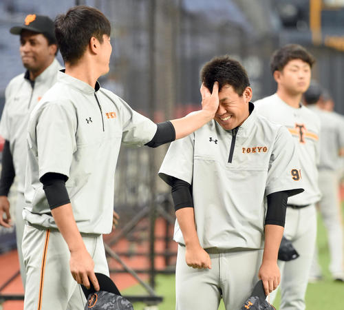 オリックス対巨人　内海とふざける先発の田口（撮影・ たえ 見朱実）
