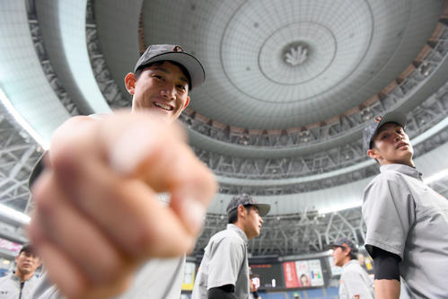 オリックス対巨人　練習中、レンズを指さす巨人小林（撮影・ たえ 見朱実）