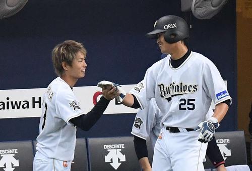 オリックス対巨人　６回裏オリックス１死一、三塁、小谷野の右前適時打で生還した西村（右）と笑顔でハイタッチする山岡（撮影・鈴木みどり）