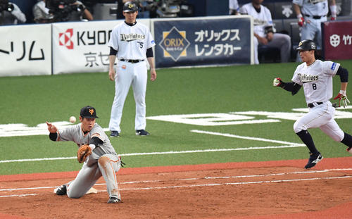 オリックス対巨人　７回裏オリックス２死二塁、後藤（右）の打球を遊撃手吉川尚が一塁へ悪送球し二塁走者安達が生還。一塁手岡本（撮影・鈴木みどり）