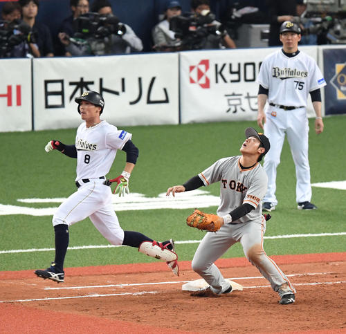 オリックス対巨人　７回裏オリックス２死二塁、後藤（左）の打球を遊撃手吉川尚が一塁へ悪送球し二塁走者安達が生還。一塁手岡本（撮影・鈴木みどり）
