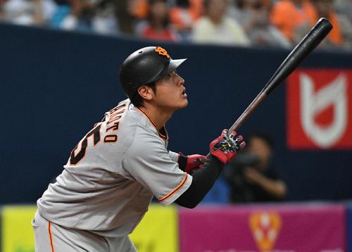 オリックス対巨人　８回表巨人１死二塁、岡本和真は適時打を放つ（撮影・渦原淳）