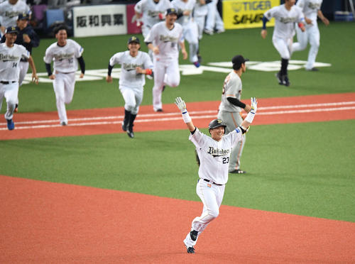 オリックス対巨人　12回裏オリックス２死二塁、左越えサヨナラ二塁打を放った伏見（手前）はバンザイ（撮影・鈴木みどり）