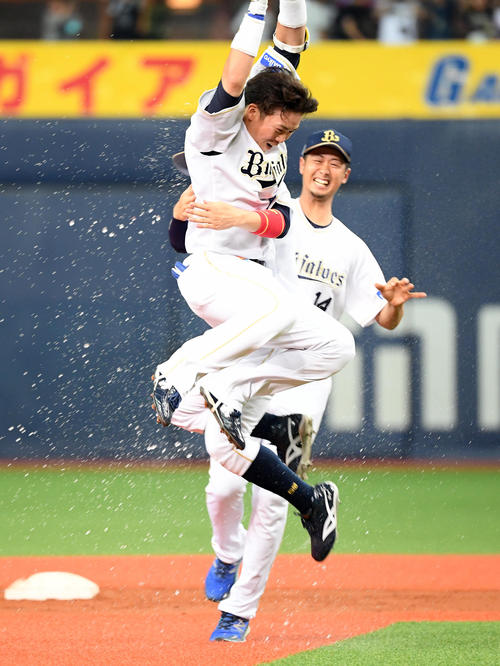 オリックス対巨人　12回裏オリックス２死二塁、サヨナラ安打を放ちナインと喜ぶ代打伏見（撮影・ たえ 見朱実）