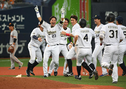 オリックス対巨人　12回裏オリックス２死二塁、サヨナラ打を放った伏見（左から２人目）はバンザイ（撮影・渦原淳）