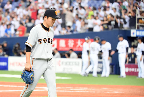 オリックス対巨人　12回裏オリックス２死二塁、代打伏見寅威にサヨナラ安打を浴び、ベンチヘ引き揚げる池田（撮影・ たえ 見朱実）
