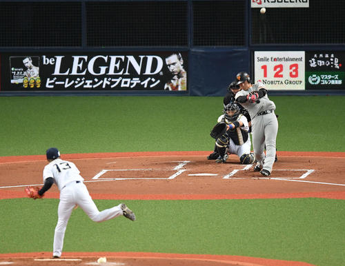 オリックス対巨人　２回表巨人無死、先制の左越えソロ本塁打を放つ岡本。投手山岡（撮影・鈴木みどり）