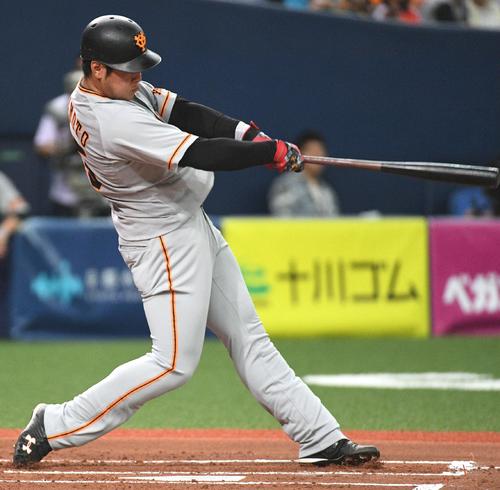 オリックス対巨人　２回表巨人無死、岡本和真は先制ソロ本塁打を放つ（撮影・渦原淳）