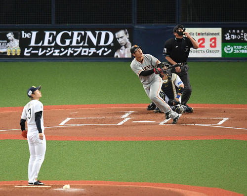 オリックス対巨人　２回表巨人無死、先制の左越えソロ本塁打を放つ岡本。投手山岡（撮影・鈴木みどり）
