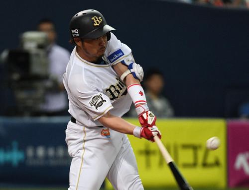 オリックス対巨人　６回裏オリックス１死一、三塁、小谷野は右前に同点適時打を放つ（撮影・渦原淳）
