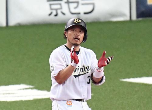 オリックス対巨人　６回裏オリックス１死一、三塁、右前適時打を放った小谷野は手をたたく（撮影・鈴木みどり）