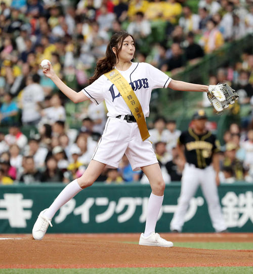 西武対阪神　始球式をする２０１８サッポロビールイメージガール蜂谷晏海さん（撮影・鈴木正人）