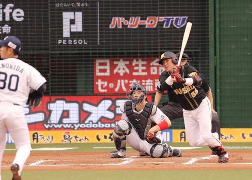 西武対阪神　４回表阪神無死二、三塁、榎田から右前適時打を放つ陽川（撮影・野上伸悟）