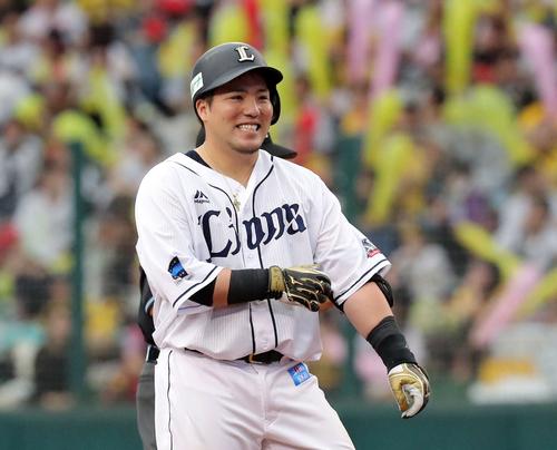 西武対阪神　６回裏西武２死満塁、山川は左越え適時二塁打を放ち笑顔を見せる（撮影・鈴木正人）