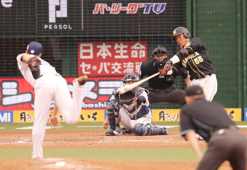 西武対阪神　８回表阪神１死一塁、平井から左越え本塁打を放つ陽川（撮影・野上伸悟）