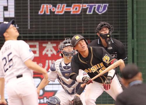 西武対阪神　８回表阪神１死一塁、平井から左越え本塁打を放つ陽川（撮影・野上伸悟）