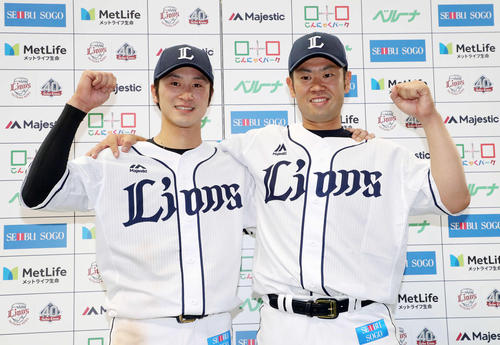 西武対阪神　試合に勝利し金子侑（左）とガッツポーズする西武榎田（撮影・鈴木正人）