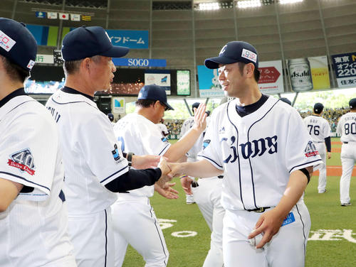 西武対阪神　試合に勝利し 辻 監督（左）と握手する西武榎田（撮影・鈴木正人）