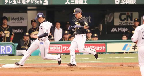 西武対阪神　 １回表阪神１死、糸原を一ゴロに仕留めベースカバーに入る榎田。後方右は金本監督（撮影・野上伸悟）