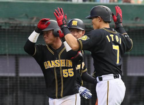 ８回表阪神１死一塁、陽川は左越え２点本塁打を放ち糸井らとハイタッチ（撮影・宮崎幸一）