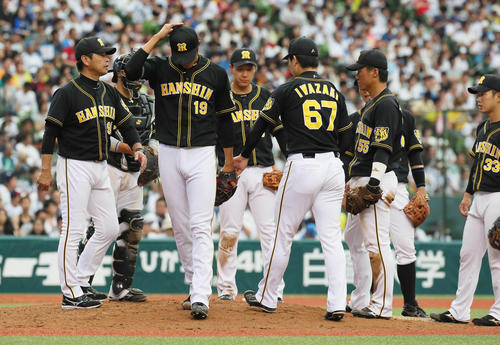 西武対阪神　６回裏西武１死二、三塁、藤浪（左から３人目）は代打森に四球を与えて降板となる（撮影・宮崎幸一）
