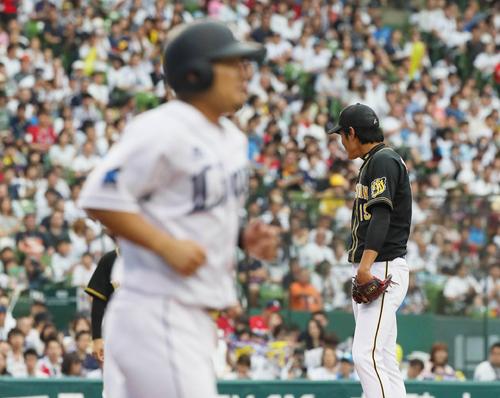 西武対阪神　６回裏西武１死二、三塁、藤浪は代打森に四球を与えて降板となる（撮影・宮崎幸一）