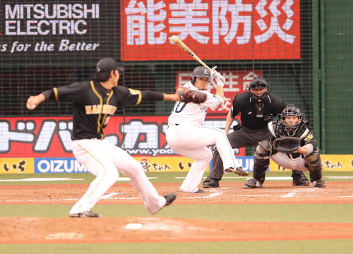 西武対阪神　６回裏西武１死二、三塁、藤浪と対戦する森（撮影・野上伸悟）