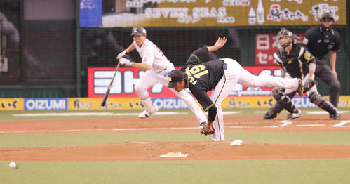 西武対阪神　 １回裏西武無死、秋山に中前打を許す藤浪（撮影・野上伸悟）