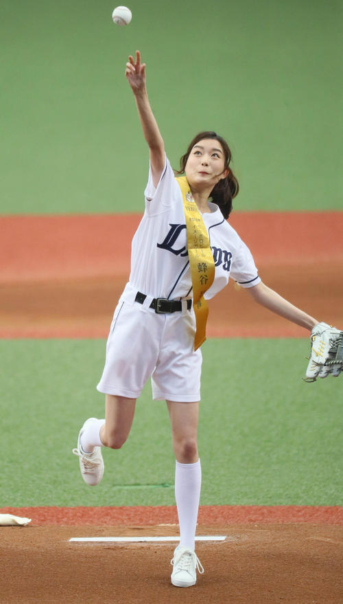 西武対阪神　始球式を務めたサッポロビールイメージガールの蜂谷晏海（撮影・宮崎幸一）