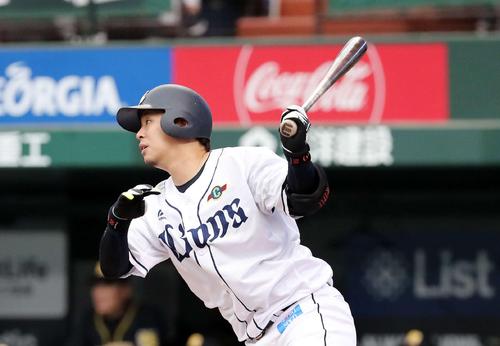西武対阪神　５回裏西武２死三塁、浅村は中前適時打を放つ（撮影・鈴木正人）