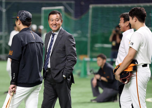 巨人対楽天　試合前に菅野（右）と言葉を交わす原前監督（中央）。左は高橋監督（撮影・狩俣裕三）