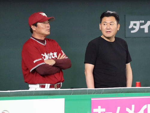 巨人対楽天　試合前、ベンチを訪れた三木谷オーナー（右）と梨田監督（撮影・狩俣裕三）