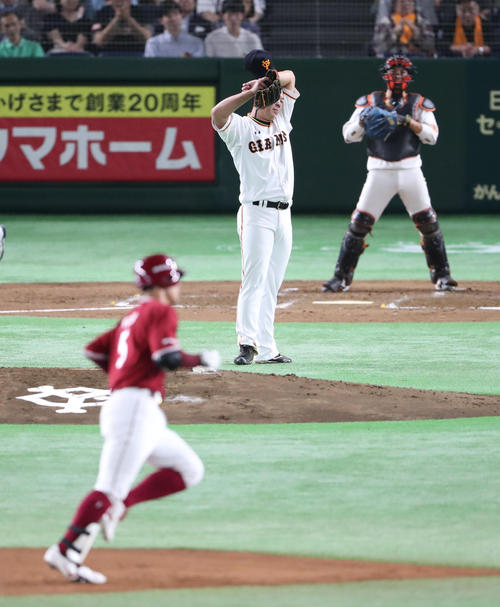 巨人対楽天　３回表楽天２死一塁、茂木に先制の２点本塁打を許した山口俊（撮影・林敏行）