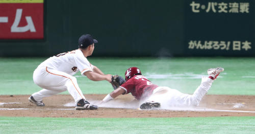 巨人対楽天　８回表楽天２死満塁、今江への暴投の間に生還する渡辺（撮影・林敏行）